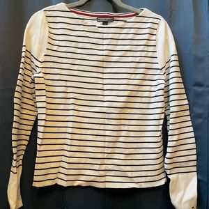 Womens Tommy Hilfiger semi cropped Sweater. Size Large